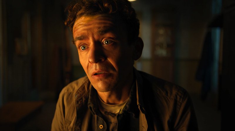 мужчина в тёмных тонах